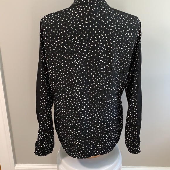 Banana Republic V-Neck Blouse in Black & White - Picture 4 of 7